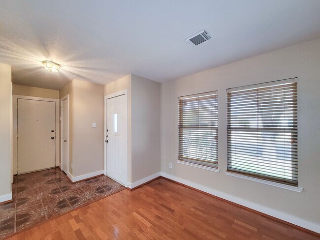 Foto del edificio - 3 bedroom one story home on large corner lot. Home has hard flooring throughout living areas and ...