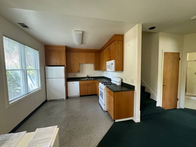 Foto del edificio - ***REDUCED SECURITY DEPOSIT***-Spacious 5bdr/3bath units available for a lease ending May 30. Bui...