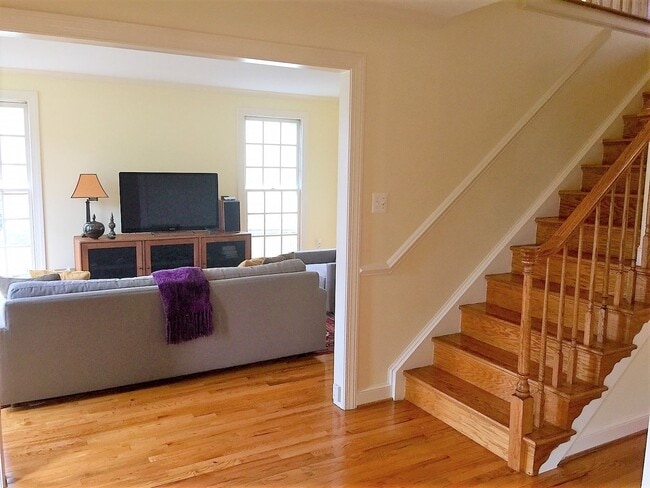 Building Photo - Miraculous & Palatial 5 Bedroom 3.5 Bathro...