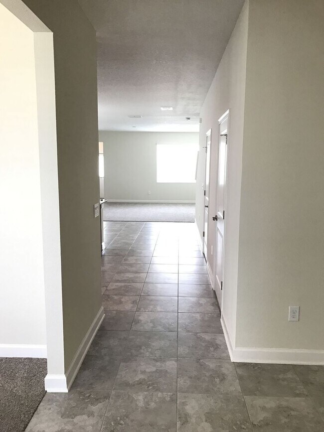 Foto del edificio - Newer 3/2.5ba Home at The Oaks in Moss Park with FREE Internet, Cable and Phone