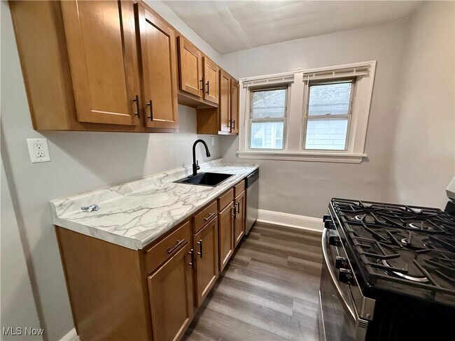 Building Photo - 810 Thayer St