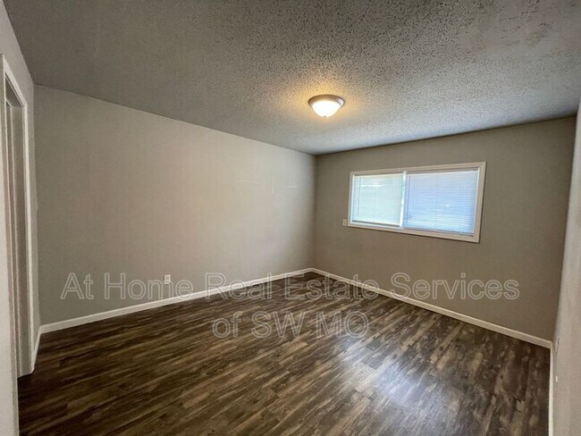 Foto del edificio - 712 E Sunshine St