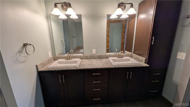 Building Photo - 149 Swan St