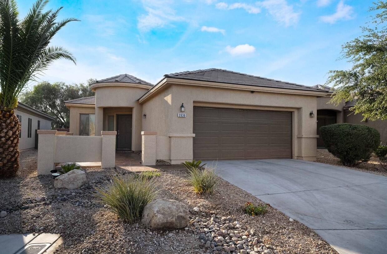 Primary Photo - Tranquil Oasis: Golf Course Views!