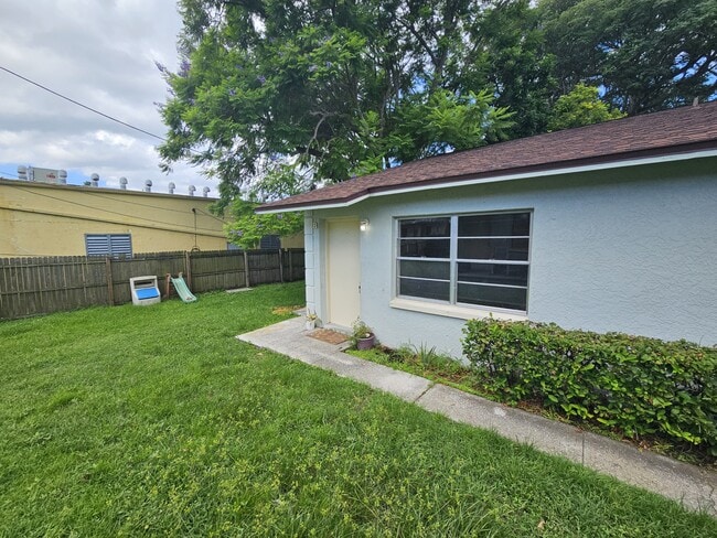 Building Photo - 1409 Laura St