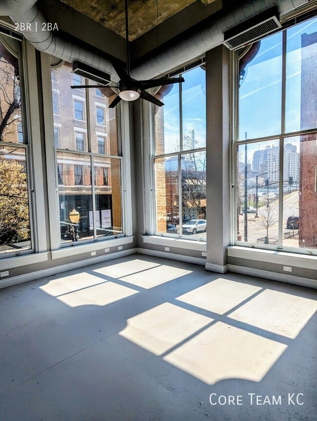 Building Photo - Two bedroom in River Market