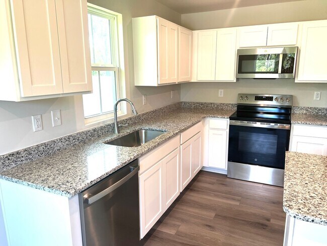 Foto del edificio - New Three-Bedroom, Two and one-half Bath T...