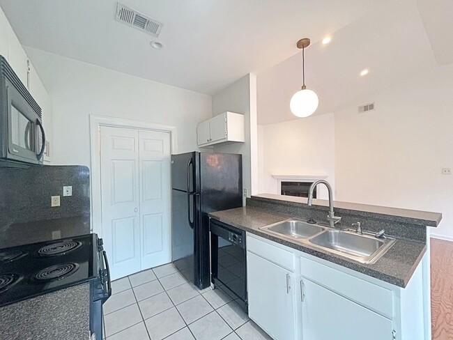Building Photo - 2 Bedroom Near Towne Center.