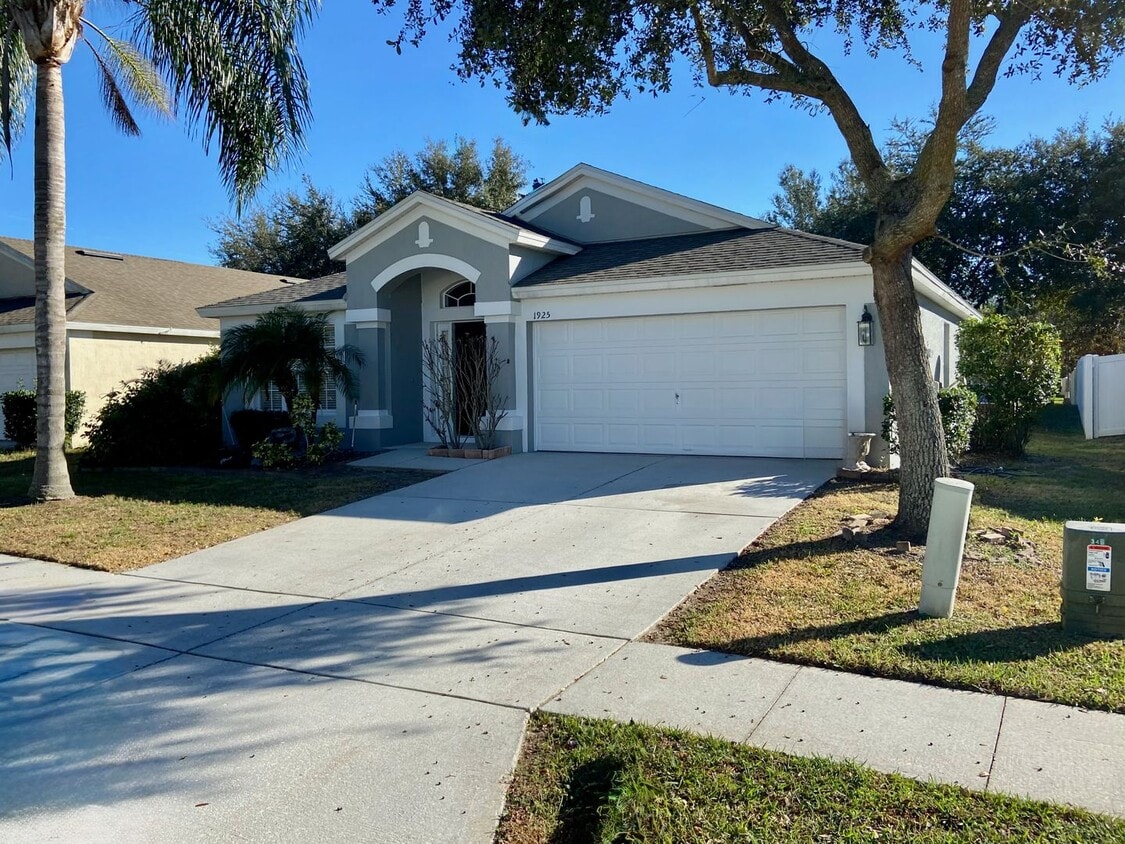 4/2 in Gated Community near Tuskawilla Rd ~ Tile and Laminate Floors ~ Screened Patio ~ Communit... - 4/2 in Gated Community near Tuskawilla Rd ~ Tile and Laminate Floors ~ Screened Patio ~  Communit...