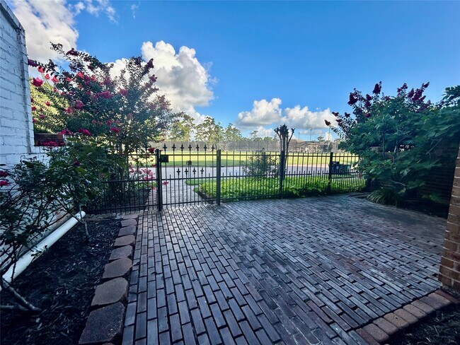 Foto del edificio - 2456 Country Club Dr