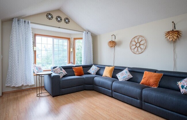 Building Photo - 13077 SW Tearose Way ~ Tri-Level Home