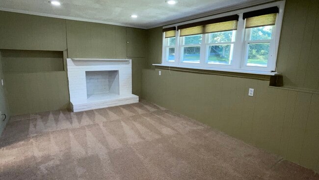 Building Photo - 138 Forest St
