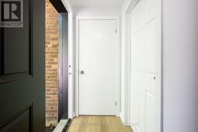 Photo du bâtiment - 2556 Lake Shore Blvd W