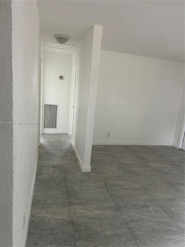 Foto del edificio - 151 W 11th St