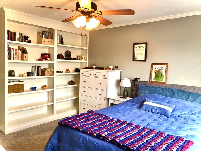 Building Photo - COMING SOON... Split-Level 3Bed/2Bath in H...
