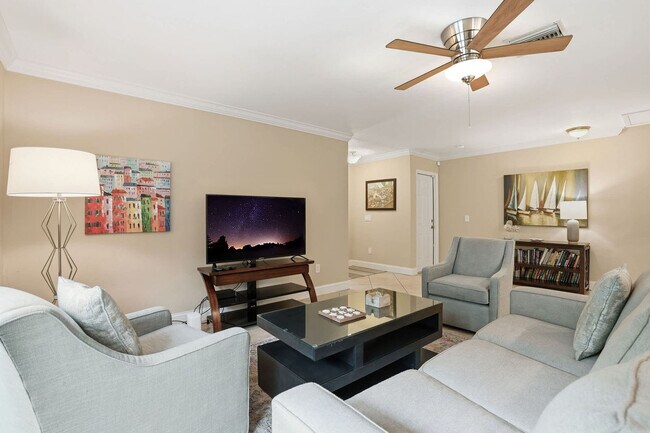 Foto del edificio - 660 100th Ave N