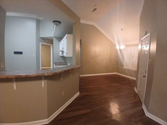 Foto del edificio - Modern Comfort in a Prime Location - Open To Section 8
