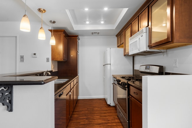 kitchen with breakfast bar - 11100 Acama St