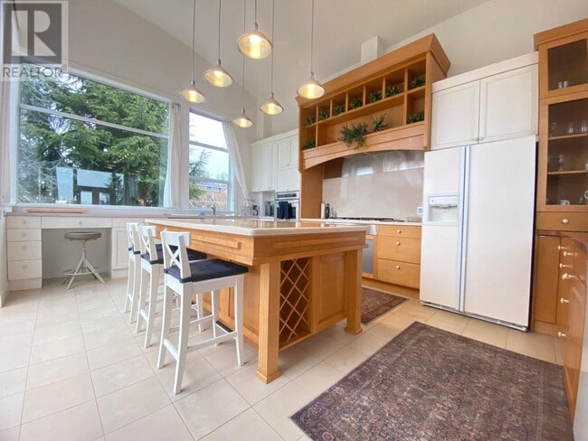 Photo du bâtiment - 251-6 6th St W