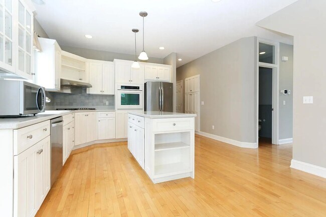 Building Photo - Rare 4 bed singe family super nice luxurio...