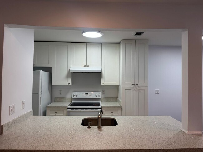 Foto del edificio - Townhome with Garage Included ** 1st Month...