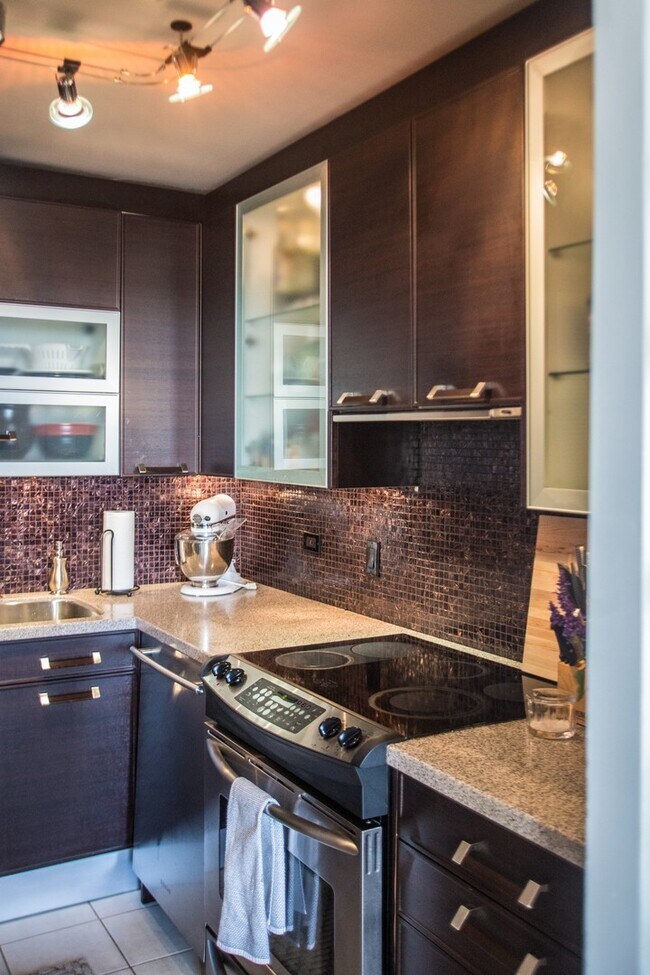 Building Photo - Nice 1 bedroom Condo in Gold Coast/Old Town