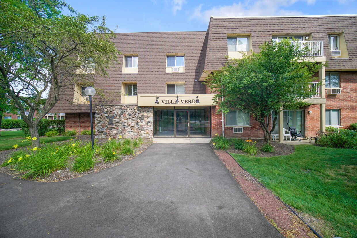 4 Villa Verde Dr Unit 203, Buffalo Grove, IL 60089 Condo for Rent in