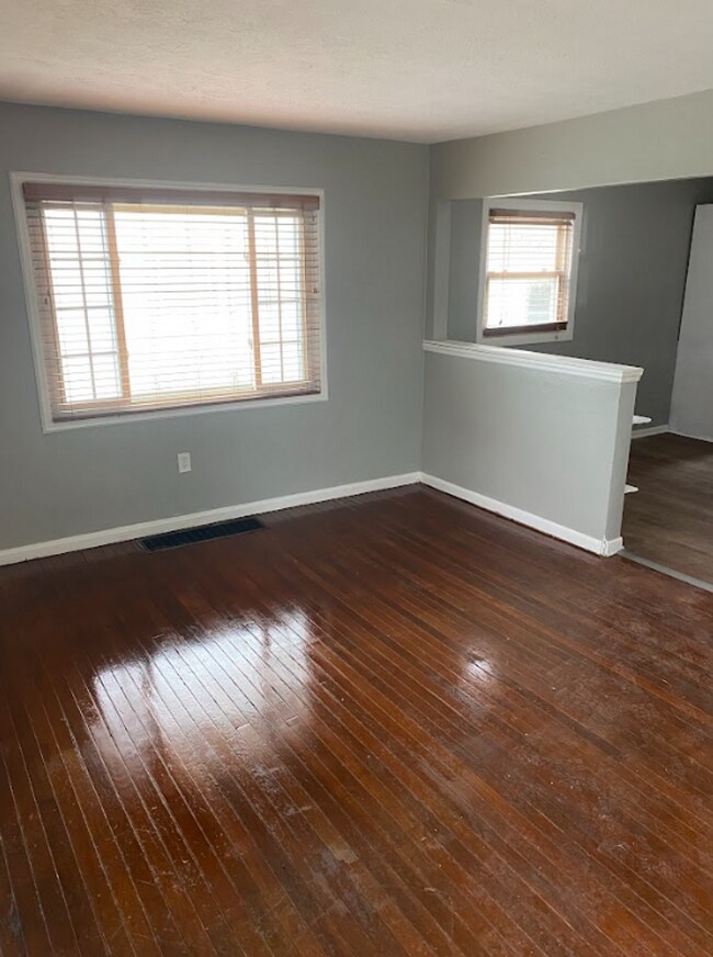 Foto del edificio - 3 Bed-1 Bath - spacious, beautiful with AC...
