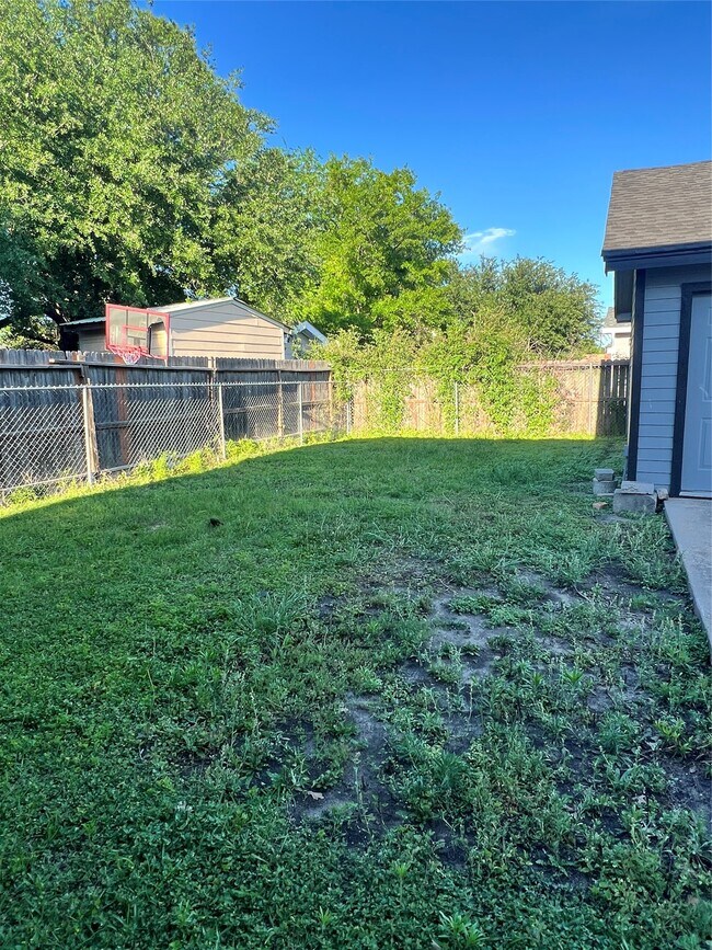 Foto del edificio - 5604 Chapman St