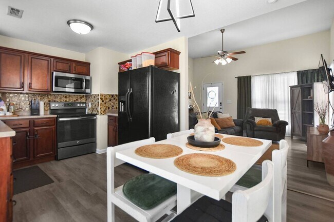 Foto del edificio - Pet Friendly Three Bedroom!