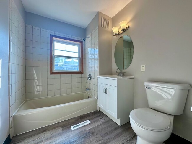 Building Photo - Beautiful 4 Bedroom 2 Bathroom Home in St.Paul!