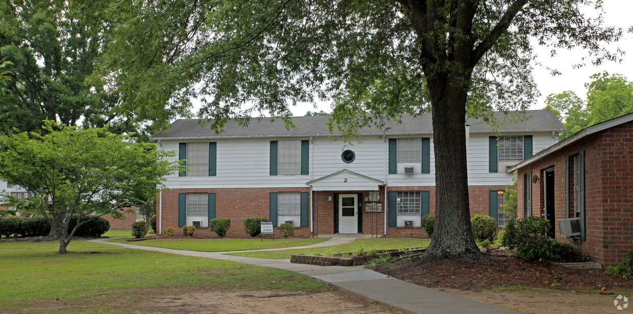 Miller Arms Apartments - The Flats at 915