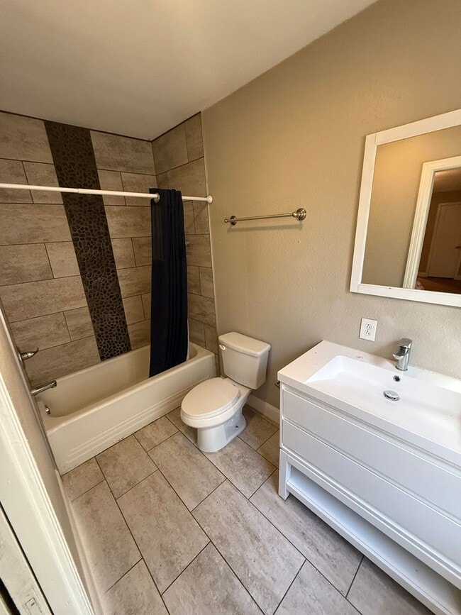 Building Photo - Pre Leasing for Fall 2026!