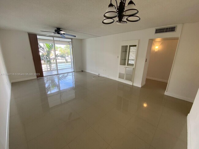 Foto del edificio - 3849 NE 169th St
