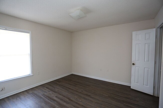Foto del edificio - 2 bedroom for Immediate Move In!