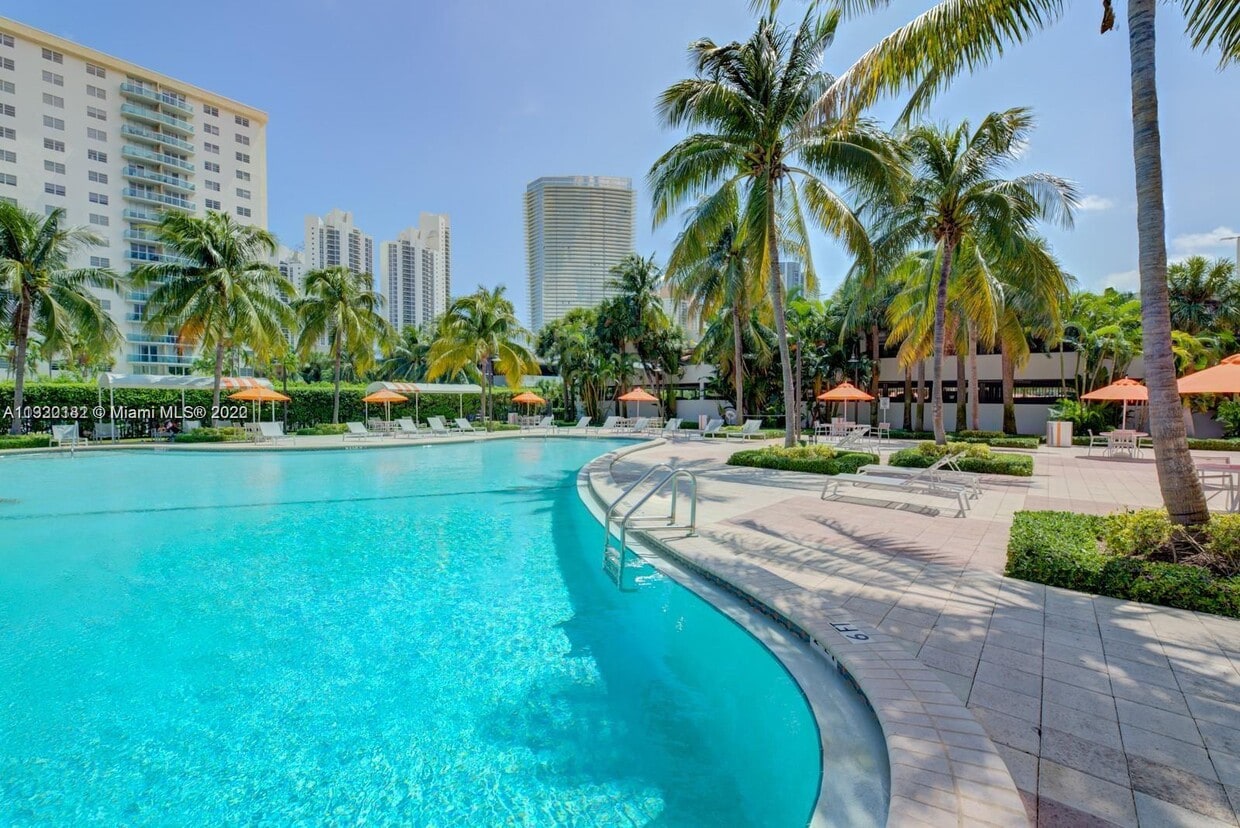 Primary Photo - 19380 Collins Ave