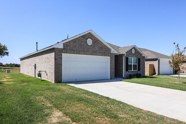 Building Photo - 3202 S 15th Pl