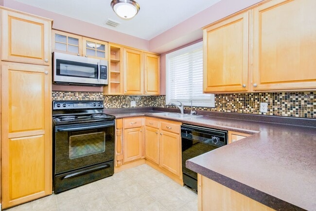 Building Photo - Cozy 3 Bed, 1 Bath Pet-Friendly Home with ...