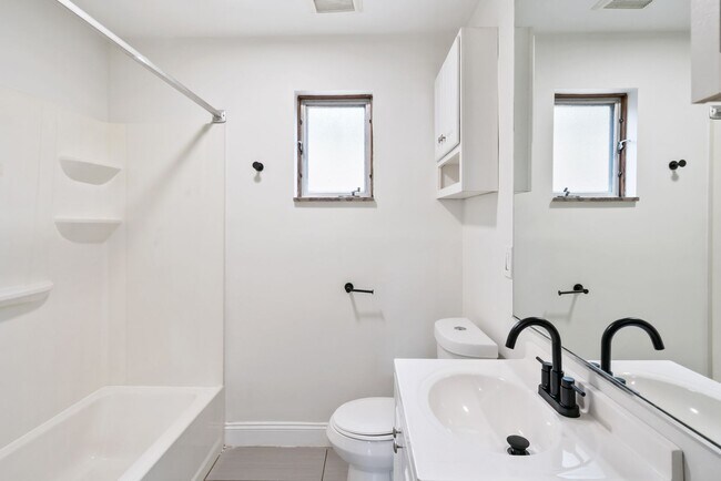 Foto del edificio - Charming 2 bedroom ranch in McKees Rocks a...