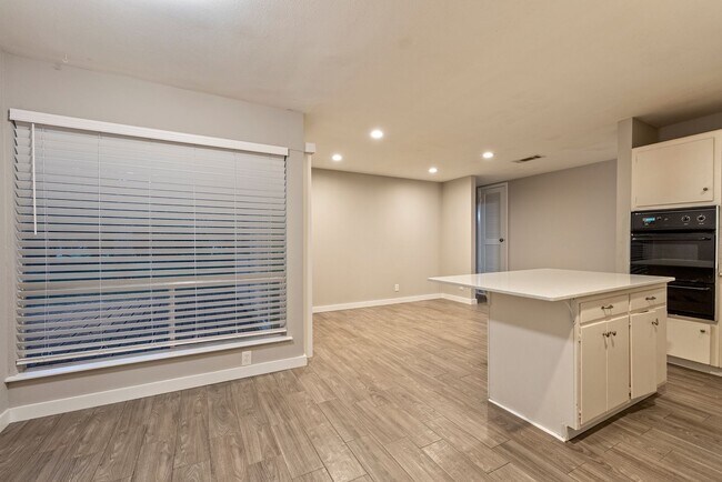 Foto del edificio - Beautiful 4 Bedroom, 2 Bathroom home in no...