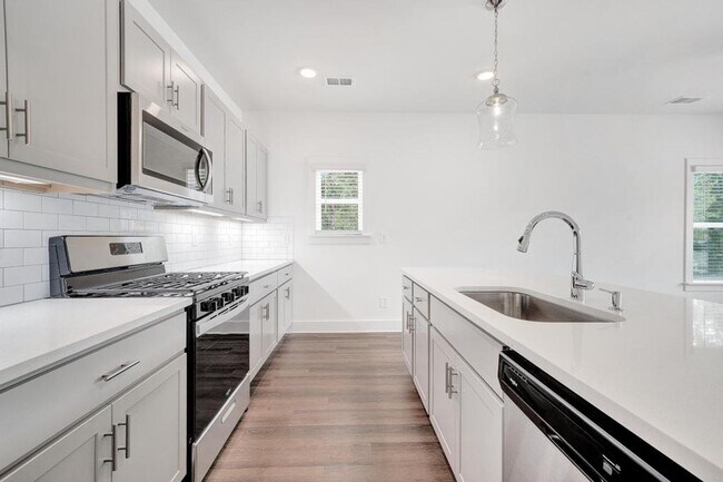 Foto del edificio - Price drop on this BRAND NEW house! Work f...