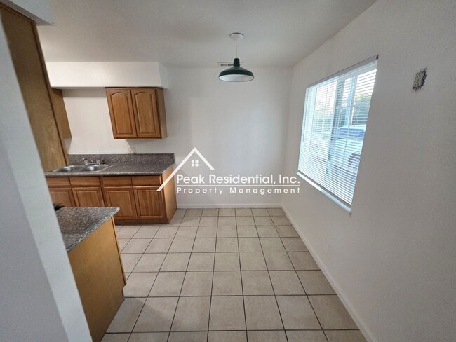 Foto del edificio - Updated 2bd/1ba Roseville Duplex near Oakmont H.S.