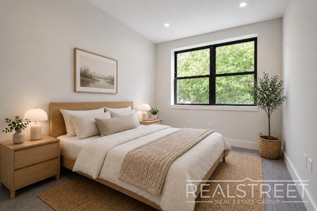 Building Photo - Grand Spacious 2 Bed in Prime Crown Heights