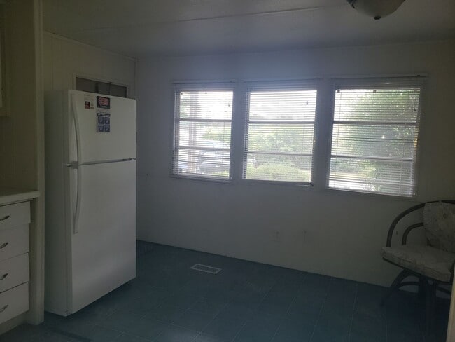 Building Photo - 2 Bedroom Mobile Home