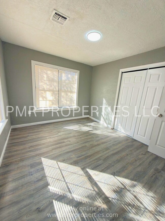 Building Photo - 2 Bedrooms/1 Bathroom House