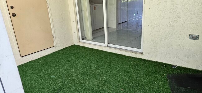 Foto del edificio - 9934 NW 56th Pl