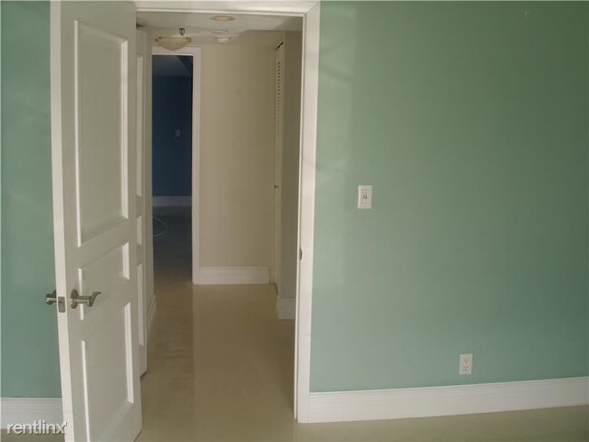 Building Photo - 26 Collins Ave
