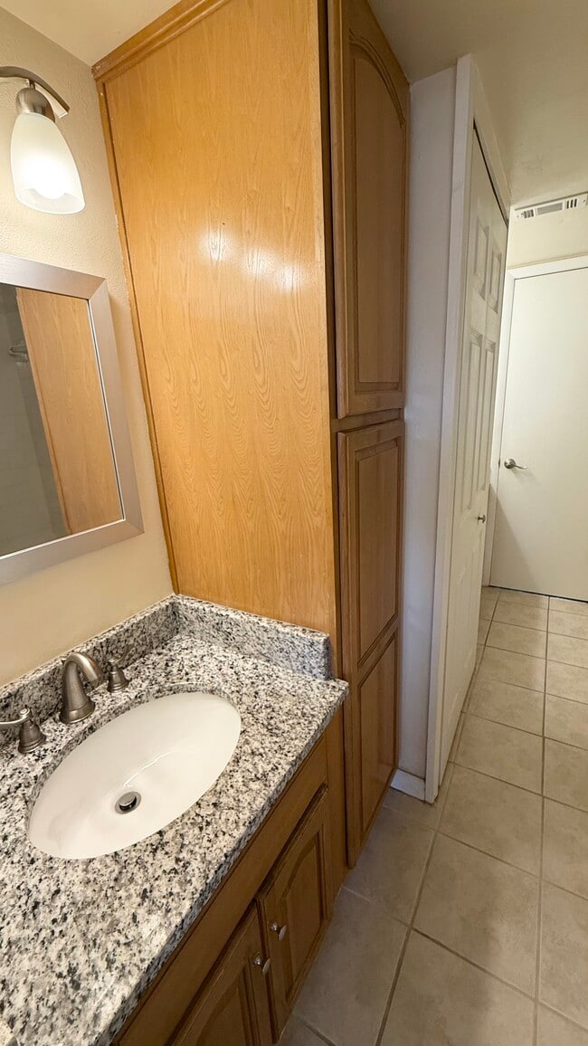 Foto del edificio - 3802 N Oak Dr