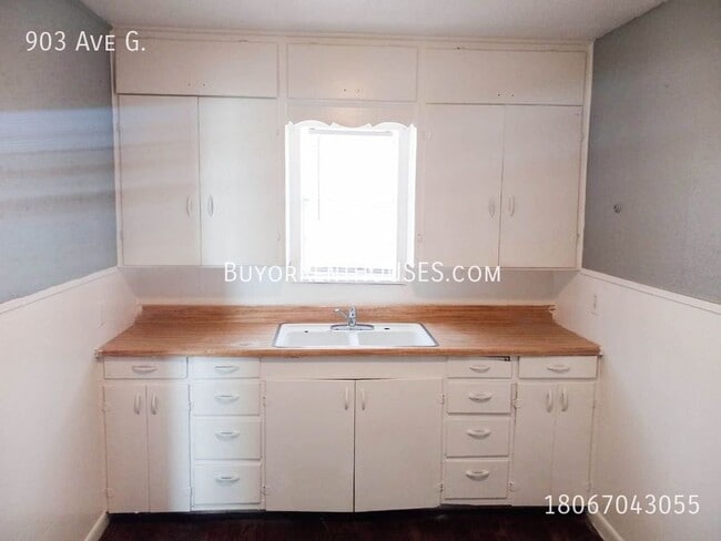 Building Photo - 903 Ave G