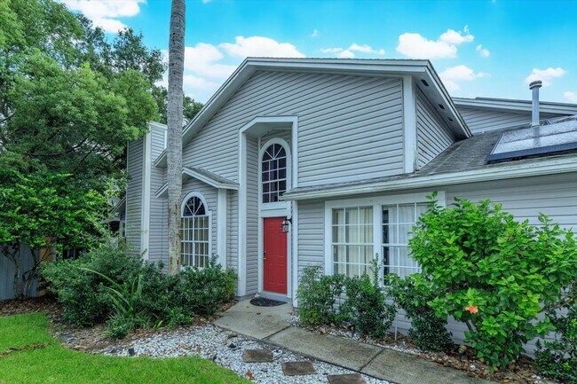 Foto del edificio - ? Charming Longwood Townhome with Modern U...